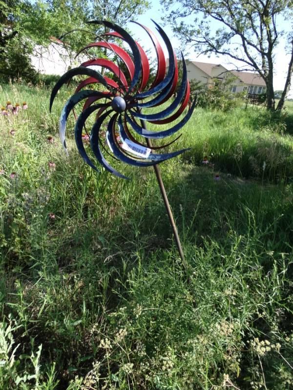lot 762 image: Metal wind spinner & yard decor