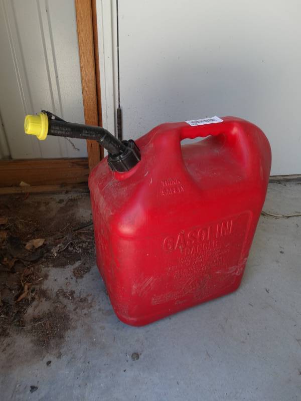 lot 910 image: 5 Gal gas can.
