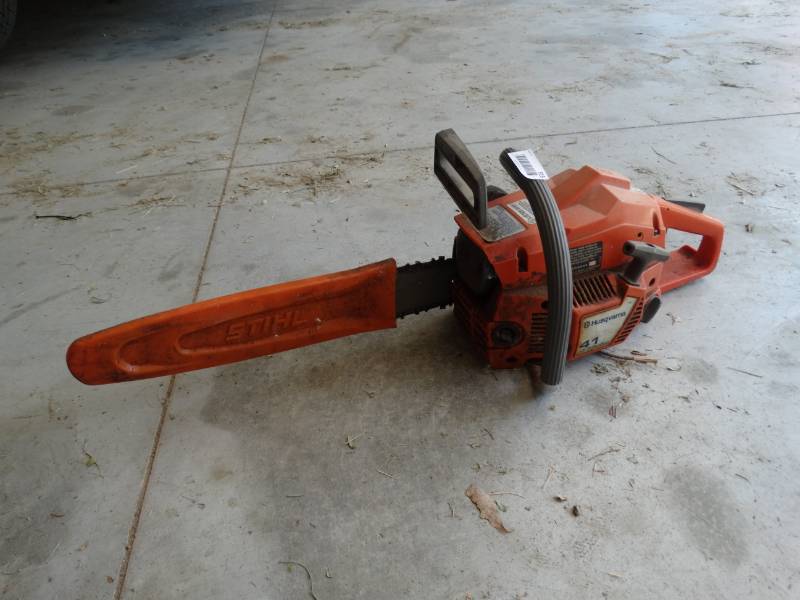 lot 915 image: Husqvarna 41 chainsaw.