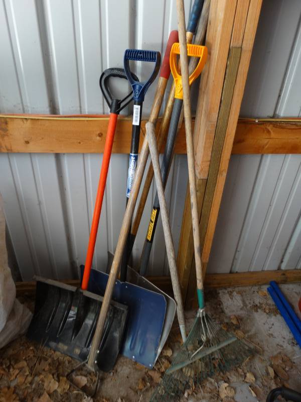 lot 916 image: Lot of long handle yard tools.