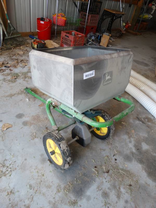 lot 918 image: John deere seeder.