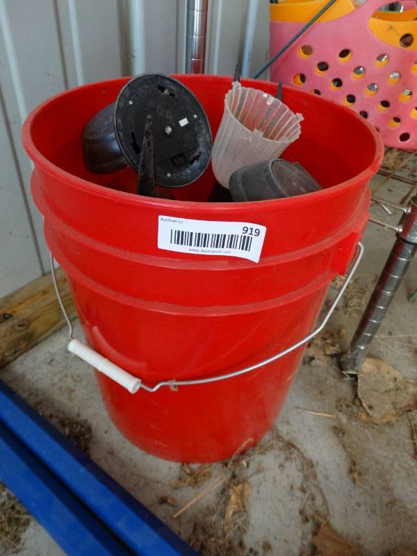 lot 919 image: 5 gal bucket wyard lights.