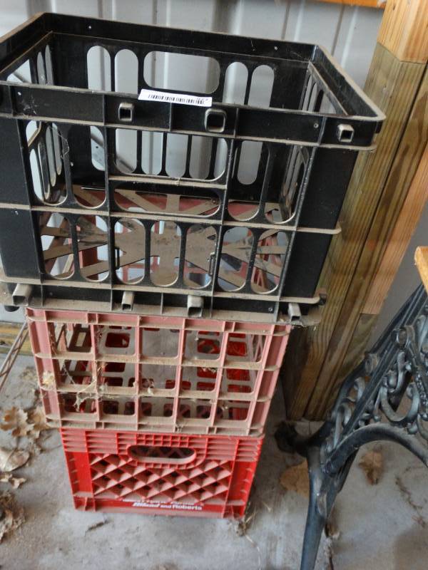 lot 927 image: Lot of 3 milk crates.