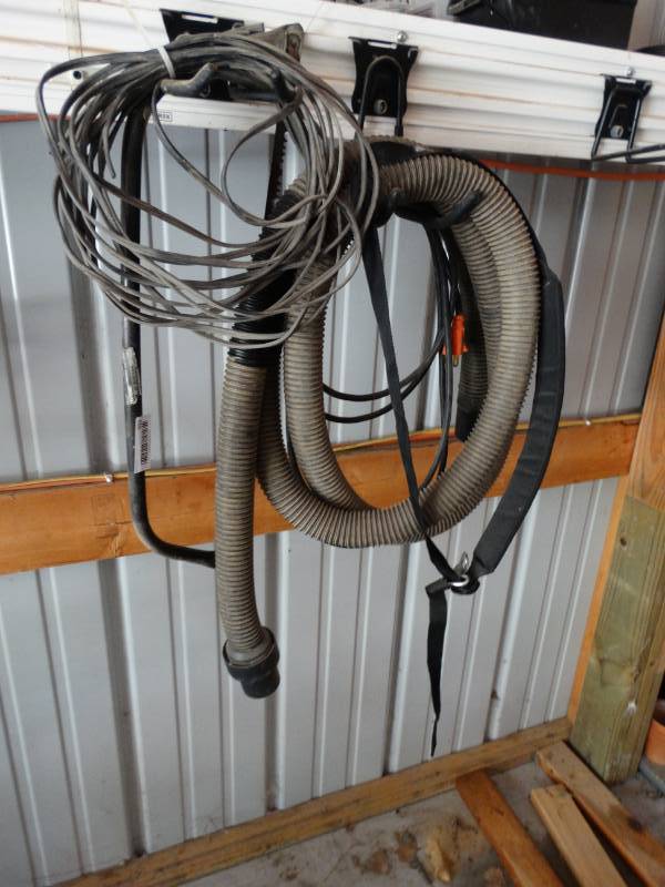 lot 932 image: Lot of hand saw, shop vac hose, extension cord.
