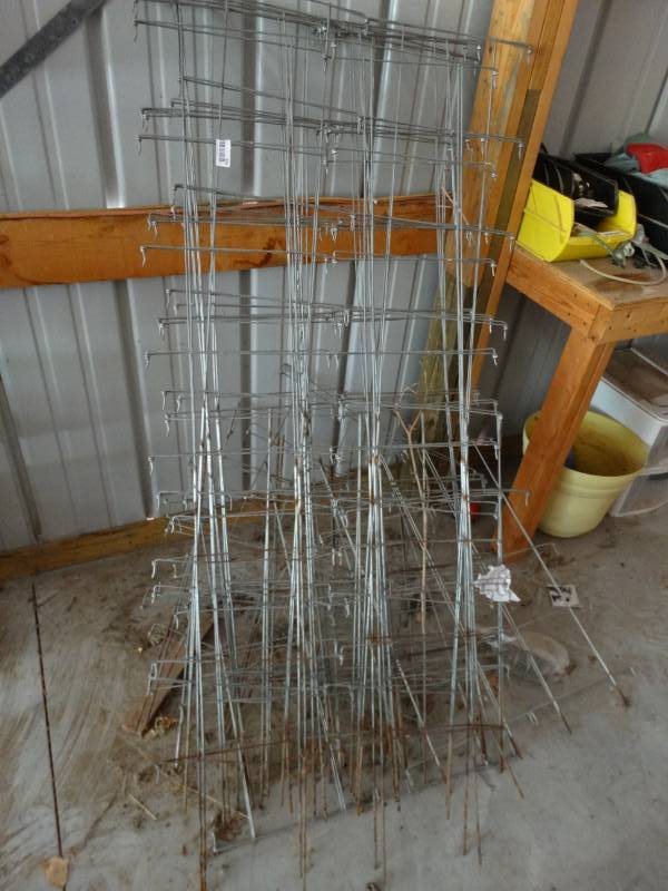 lot 934 image: Lot of various plant cages.