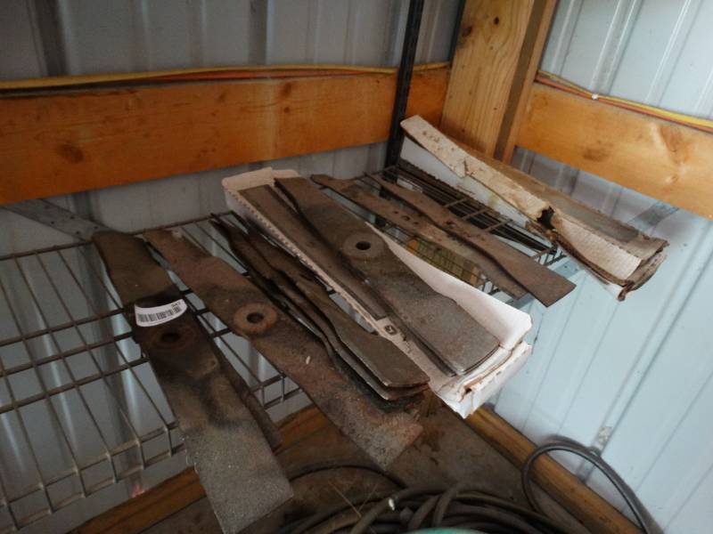 lot 941 image: Lot of various lawn mower blades.