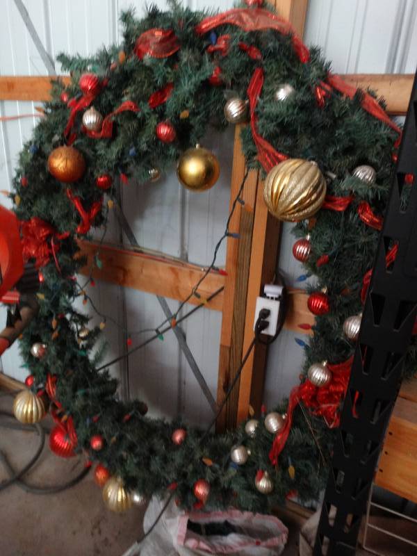 lot 943 image: Large christmas wreath.