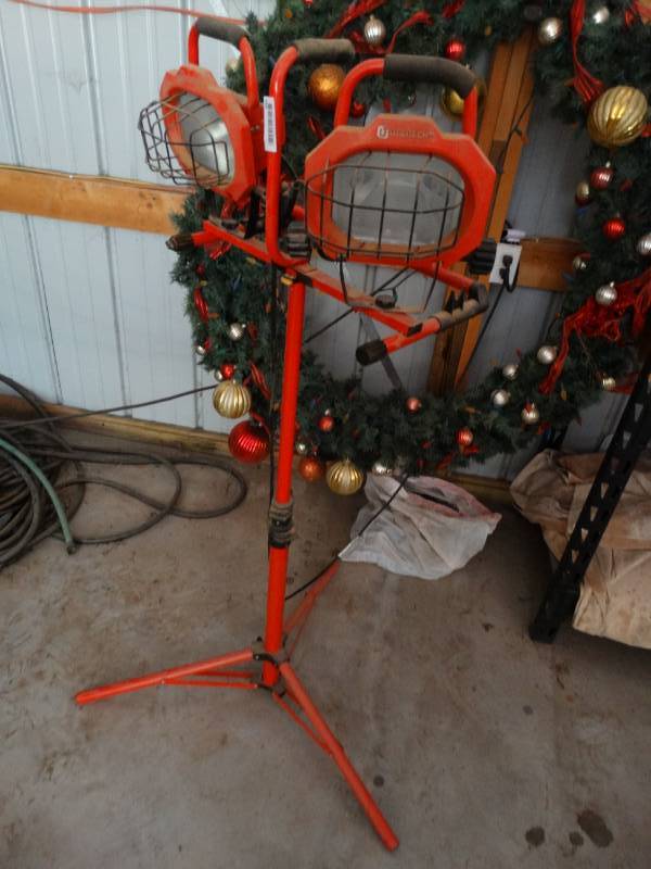 lot 944 image: Utilitech shop light.