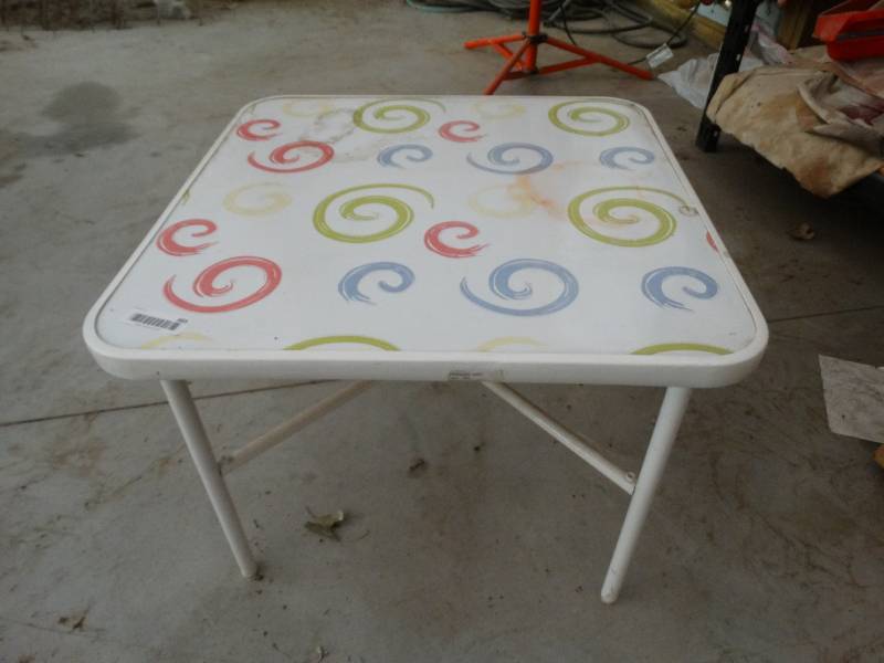 lot 965 image: Small patio table