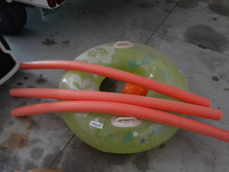 lot 967 image: Pool noodles float tube