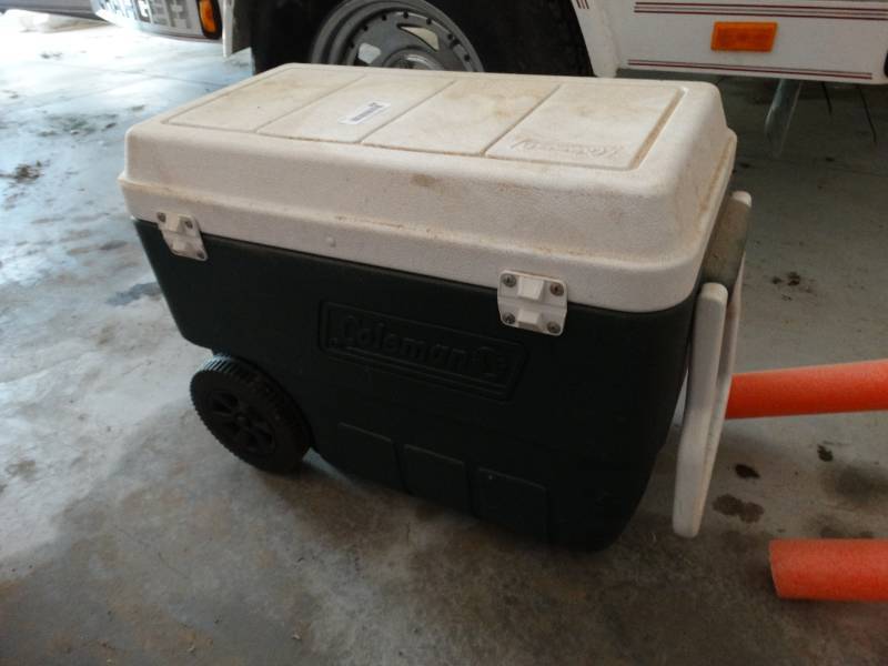 lot 968 image: Coleman cooler on wheels