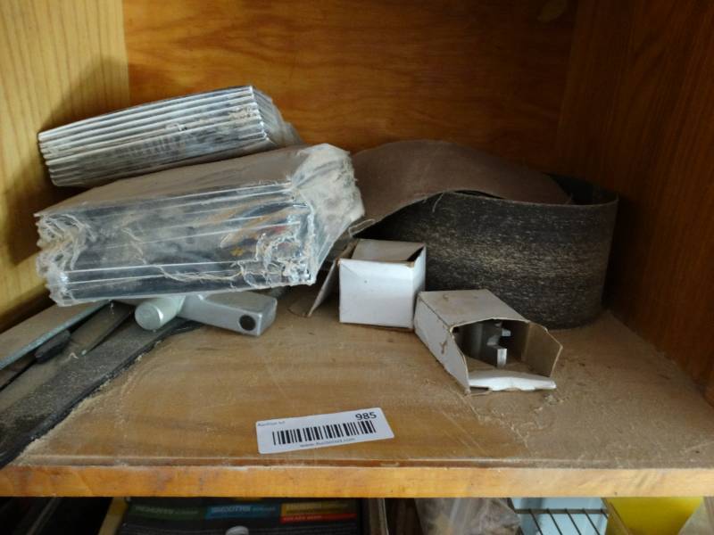 lot 985 image: Sanding discs sand paper