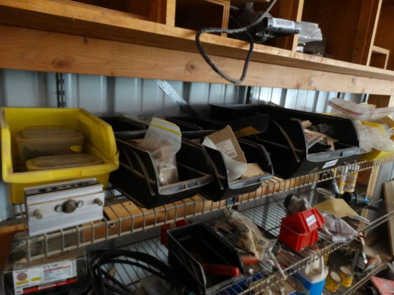 lot 987 image: Lot of assorted hardware