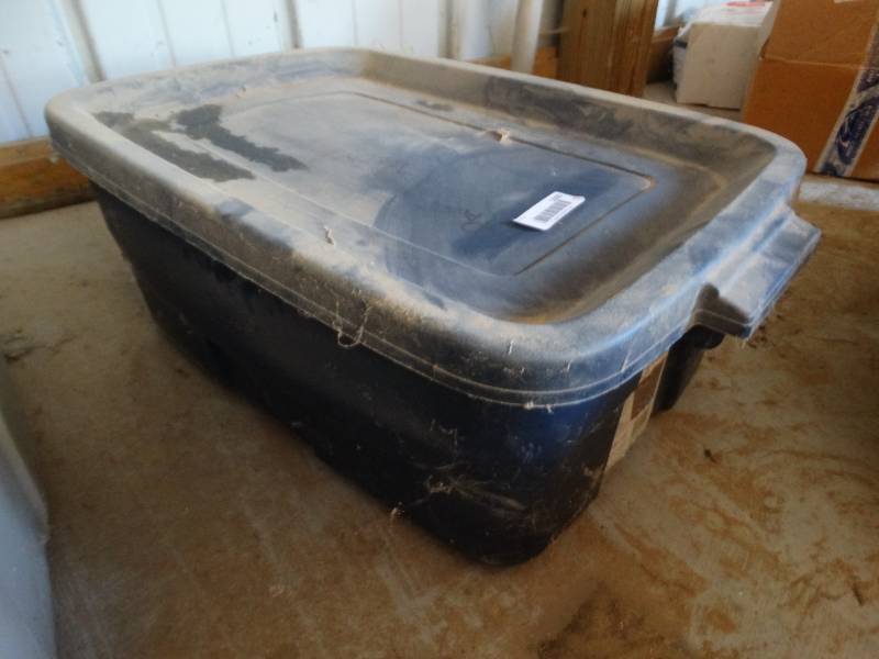 lot 1000 image: Tote w rubbing compound fiberglass repair & misc.