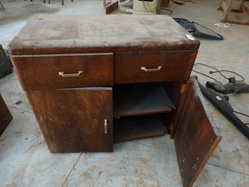 lot 1011 image: Wood cabinet