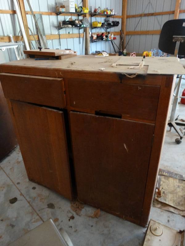 lot 1014 image: Wood cabinet