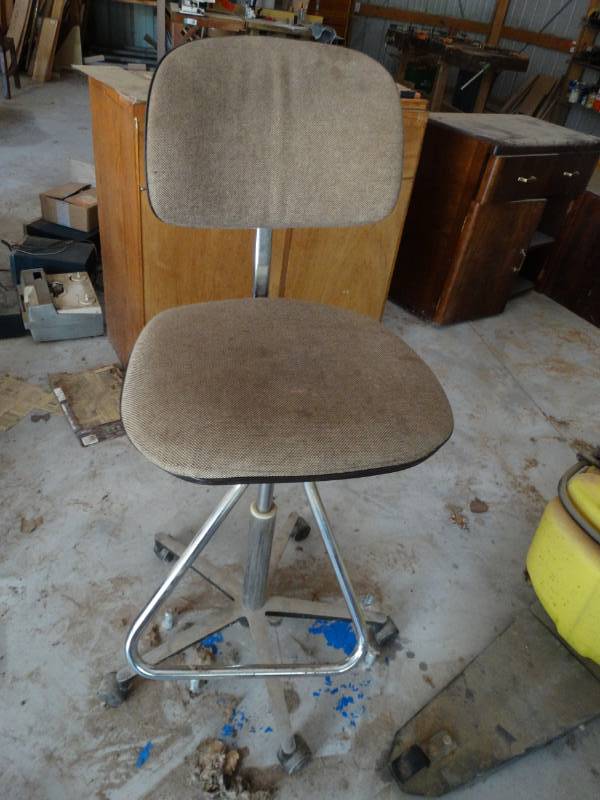 lot 1017 image: Bar stool shop stool