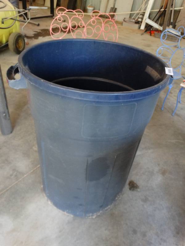 lot 1023 image: Rubbermaid trash can