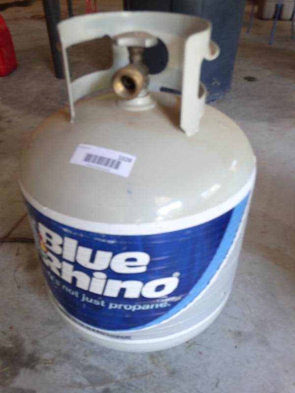lot 1028 image: Blue Rhino propane tank