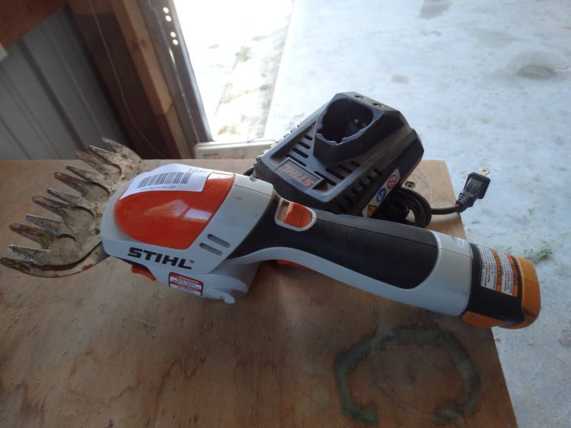 lot 1037 image: Stihl rechargeable clippers