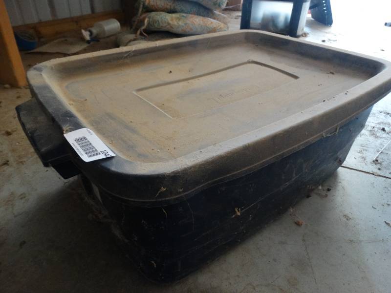 lot 1040 image: Tote w automotive items
