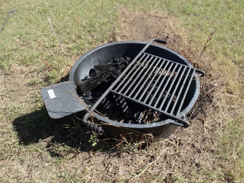 lot 1048 image: Pilot rock camping grilling fire pit- NICE
