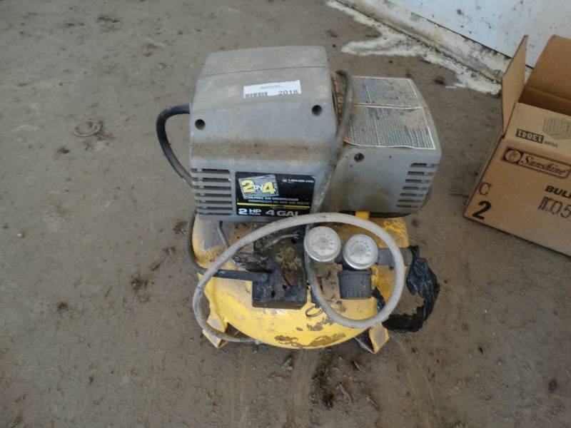 lot 2018 image: 2 HP 4 gallon air compressor
