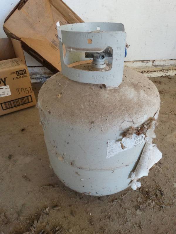lot 2019 image: Propane tank w propane