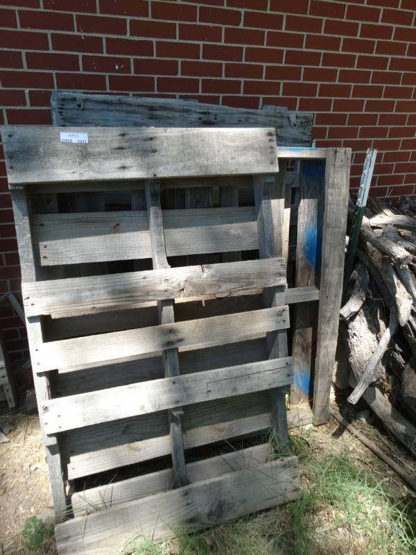 lot 2021 image: Lot of pallets