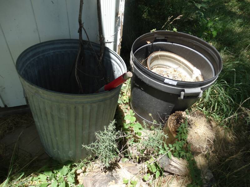 lot 2024 image: 2 trash cans