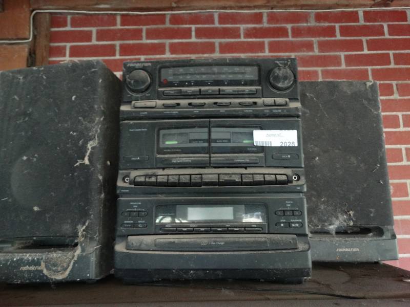lot 2028 image: Sounddesign radio w speakers