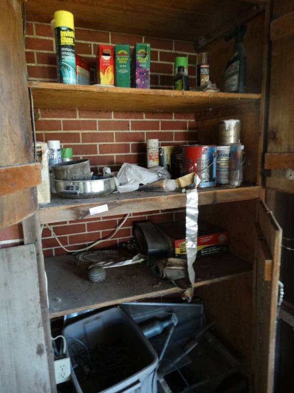 lot 2031 image: Contents of closet in sunroom