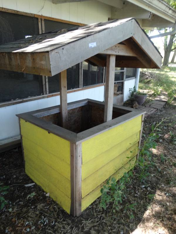 lot 2032 image: Wishing well yard decor