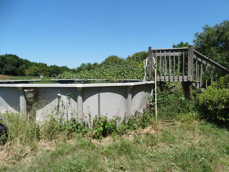 lot 2033 image: Swimming pool w pool pumpfilter & deck