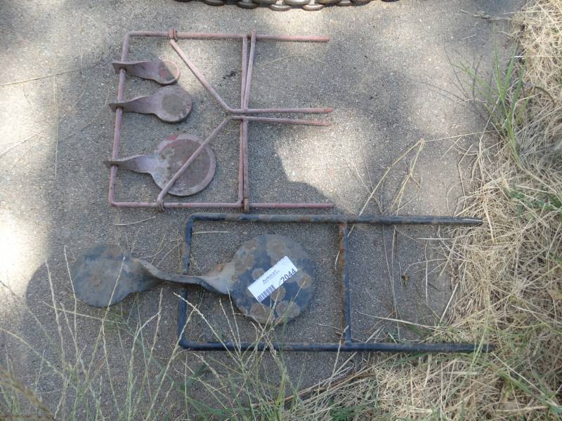 lot 2044 image: 2 metal shooting targets