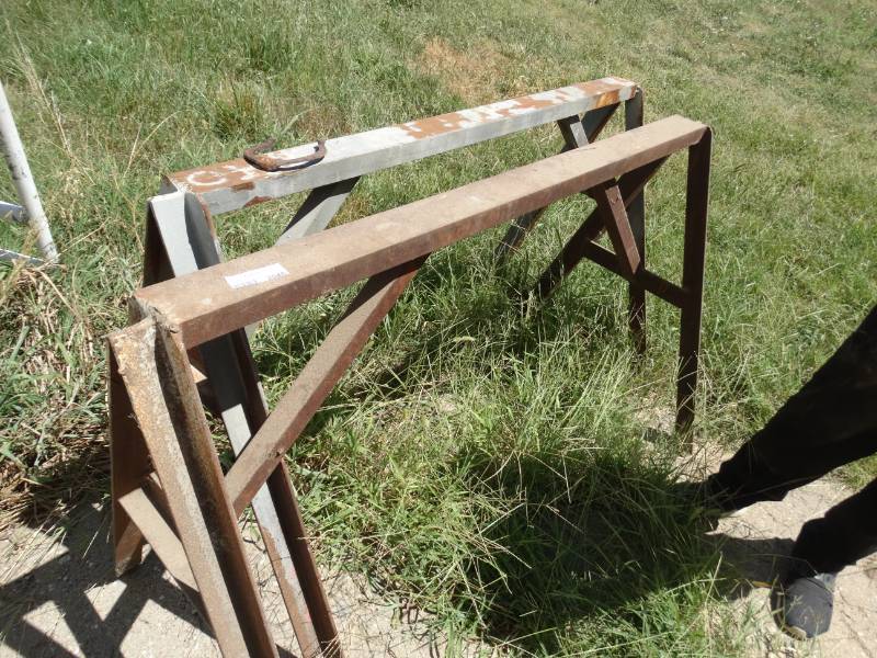 lot 2048 image: 2 heavy duty saw horses