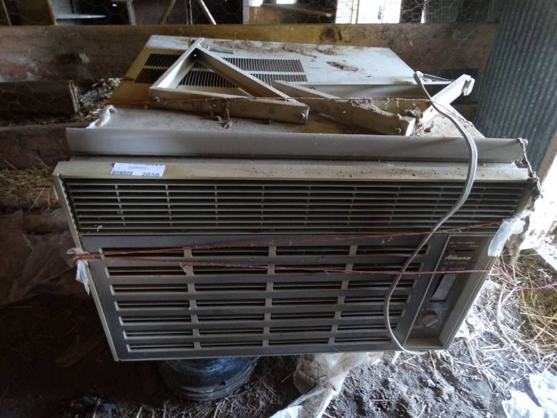 lot 2058 image: Amana 220 electric window AC
