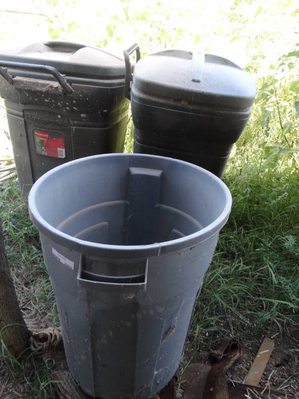 lot 2062 image: 3 rubbermaid trash cans-2 w lids