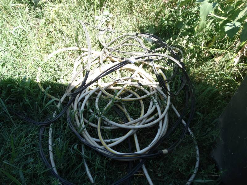 lot 2063 image: Water hose & electrical cord