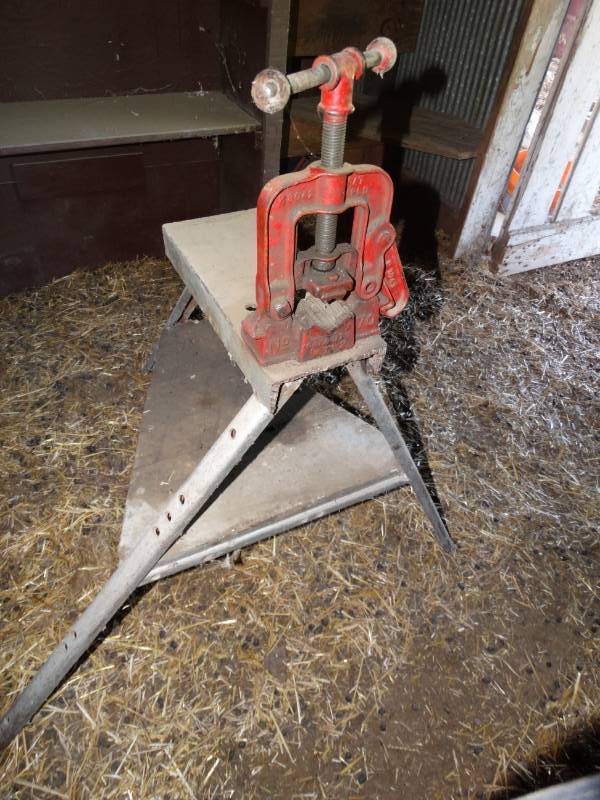 lot 2072 image: Pipe vice on stand