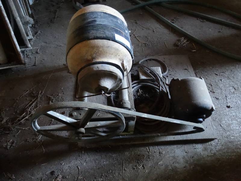 lot 2079 image: Electric tumbler rock tumbler