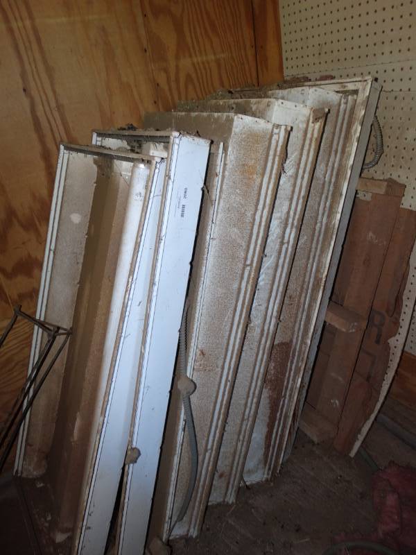 lot 2080 image: Lot of 4 ft light fixtures