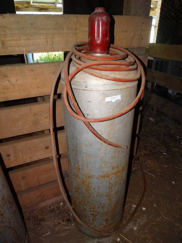 lot 2082 image: 100 lb propane tank w propane