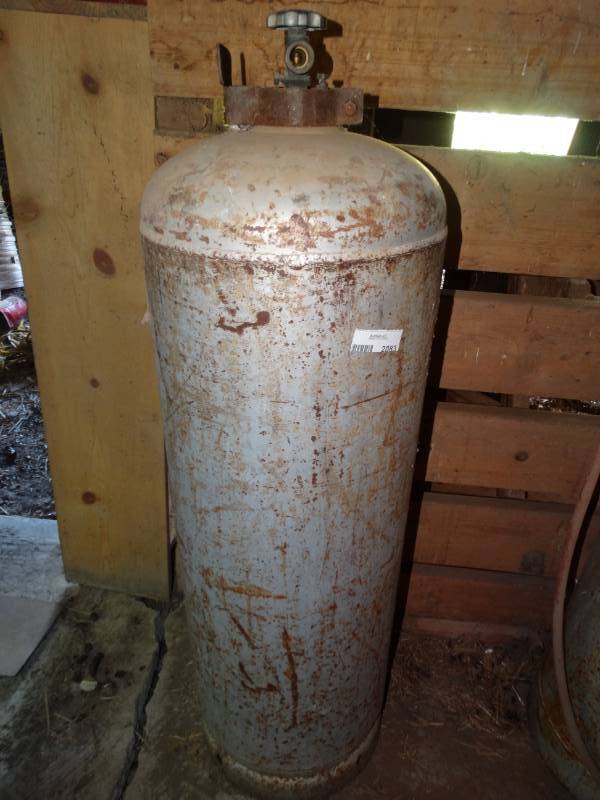 lot 2083 image: 100 lb propane tank w propane