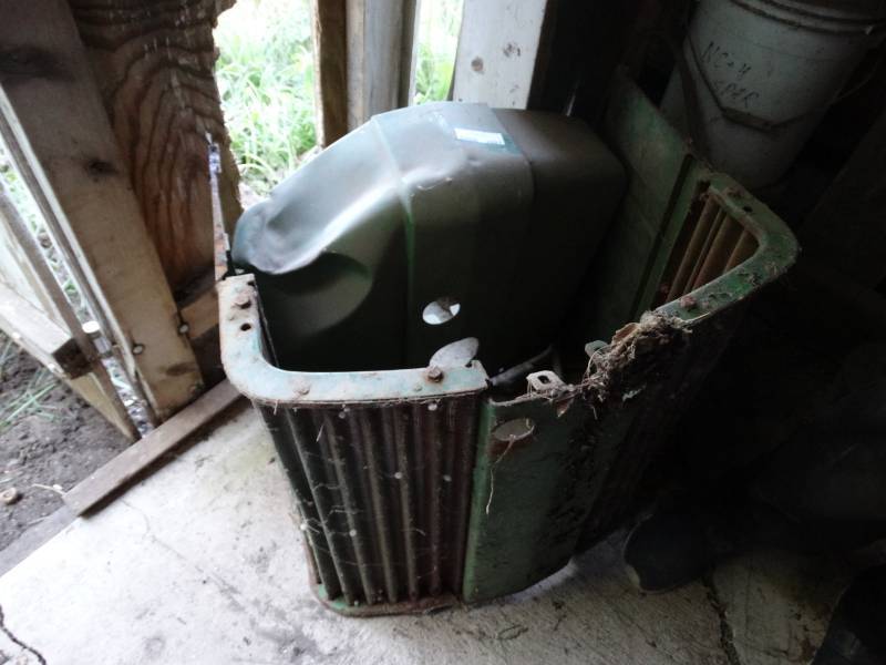 lot 2087 image: John Deere 720 parts