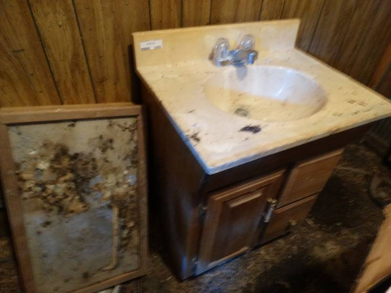 lot 2089 image: Bathroom vanity