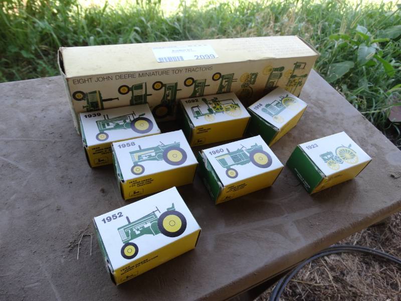 lot 2099 image: 8 John Deere mini toy tractors in boxes