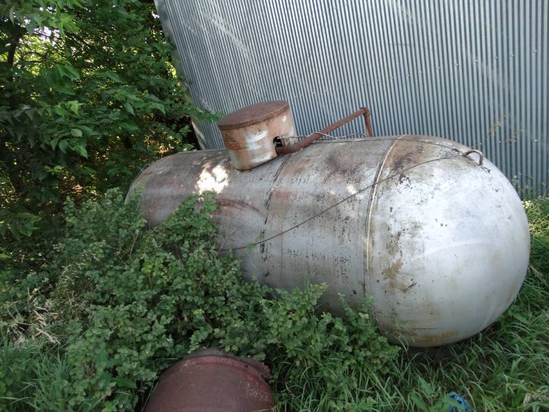 lot 2611 image: 500 gallon propane tank
