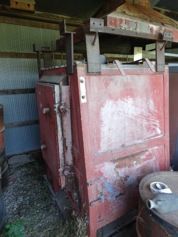 lot 2613 image: Large commercial red gas kiln