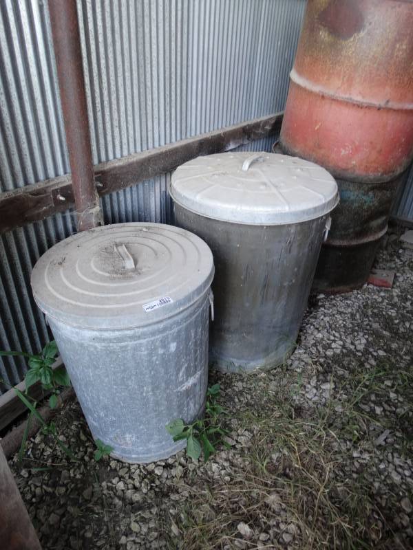 lot 2615 image: 2 trash cans w lids